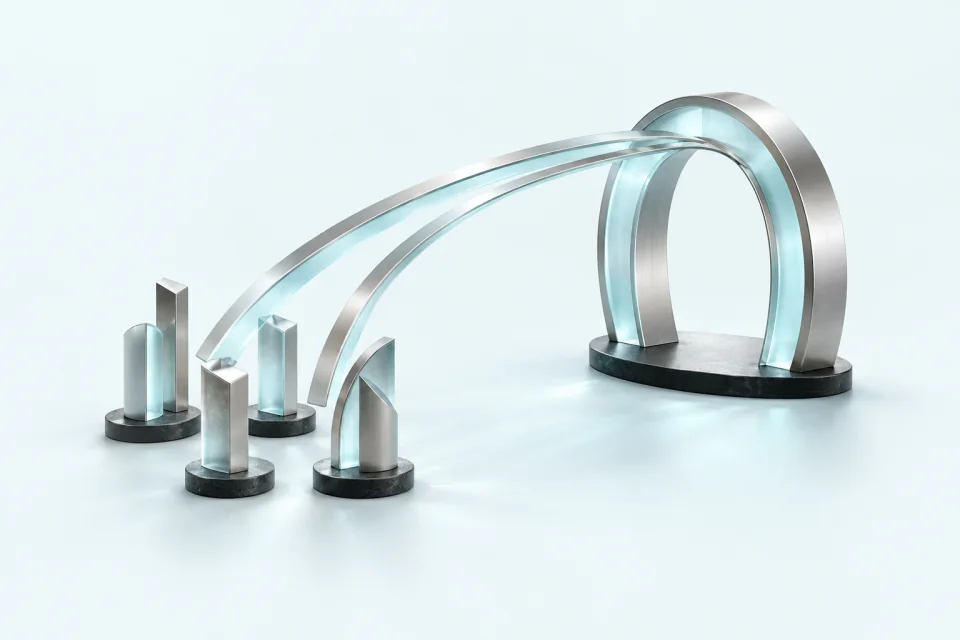 Escultura conceptual de un arco de metal y vidrio que conecta piezas seleccionadas con un portal.