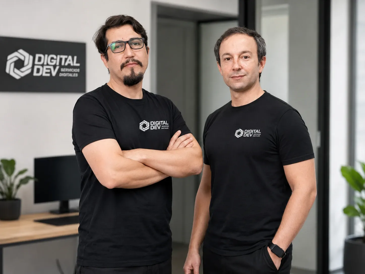 Jorge Chartier y Santiago Alvarez, cofundadores de Digital Dev, en su oficina