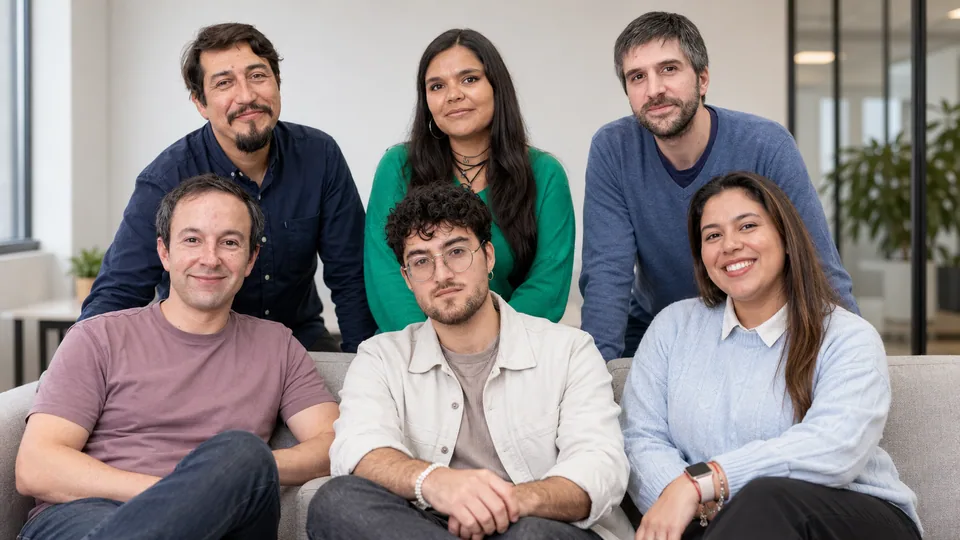 Equipo de Digital Dev reunido en un espacio de trabajo.